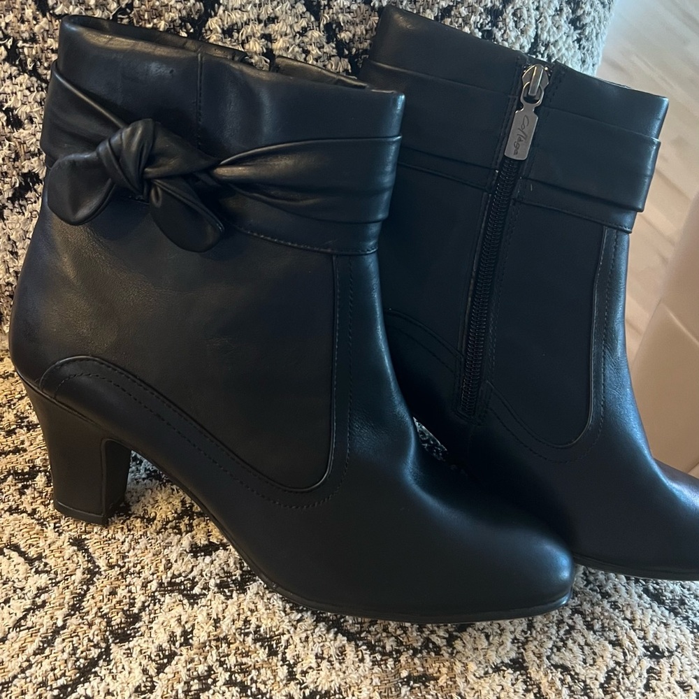 NWOT Elegant Black Ankle Boots 9